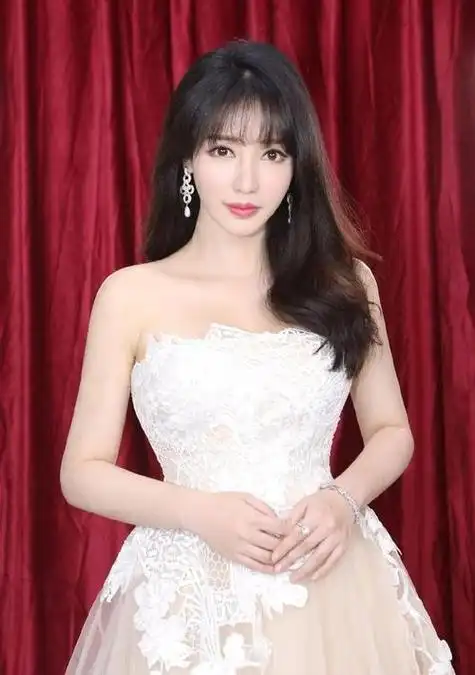 柳岩:43岁新高度,美丽与成功的真谛