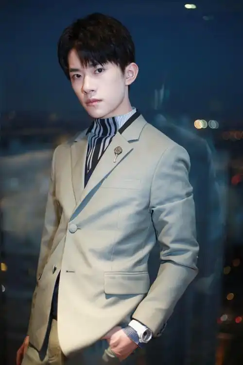 易烊千玺绿色西装帅气高清图片,易烊千玺图片-第2图