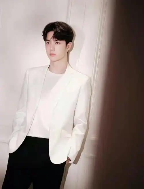 王一博太适合穿西装了白色西服配黑色西裤时髦又高级