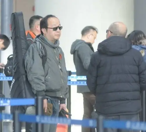 窦唯发福现身 带着墨镜与爸爸一起出现