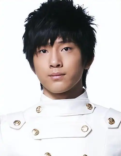 井柏然:出生28天遭父母抛弃,奶奶捡垃圾养大,成名后父母忙认亲