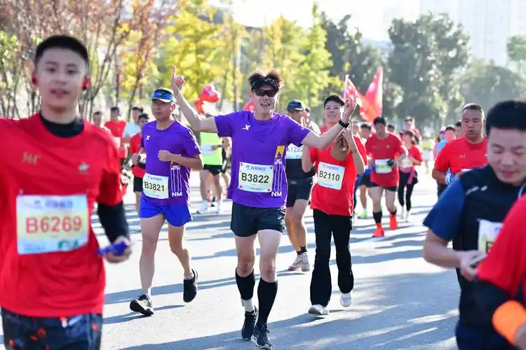 2023信阳马拉松赛激情开跑