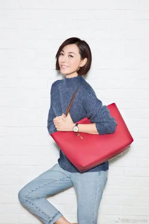 37岁刘心悠时尚感爆棚,身穿蓝色条纹裤裙性感时尚,网友:美翻了