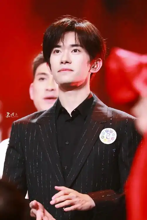 易烊千玺献唱不辞星海##易烊千玺于适同框照##易烊千玺不辞星海舞台