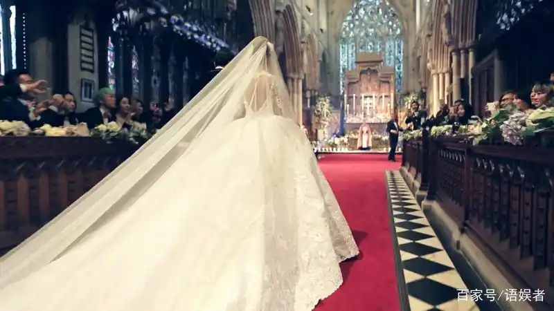 照片中的昆凌身穿长长的婚纱,真是美得不可方收,真是希望昆凌和周杰伦