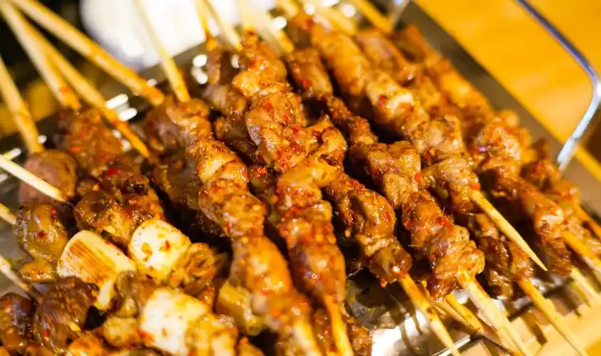 烤串小吃生意火爆,烧烤适合四季学习项目-咨询培训社区