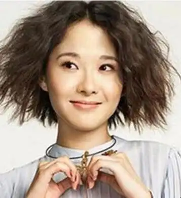 这是一位不错的职场女子,选择的就是中分式的玉米烫短发发型,这样的