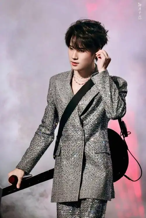 张真源真空深v亮片西装,这组真的帅炸了……|张真源_新浪新闻