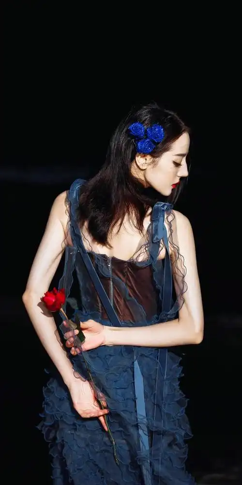 迪丽热巴海边的玫瑰公主美艳无人能敌