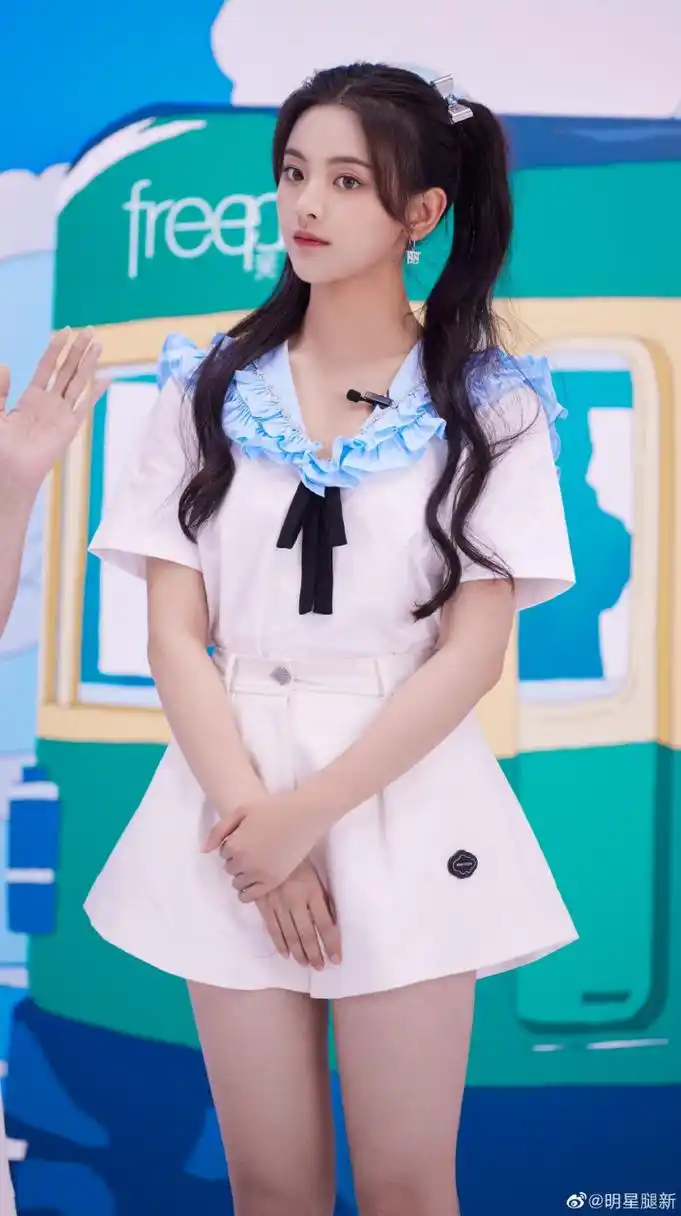 杨超越俏皮的双马尾造型