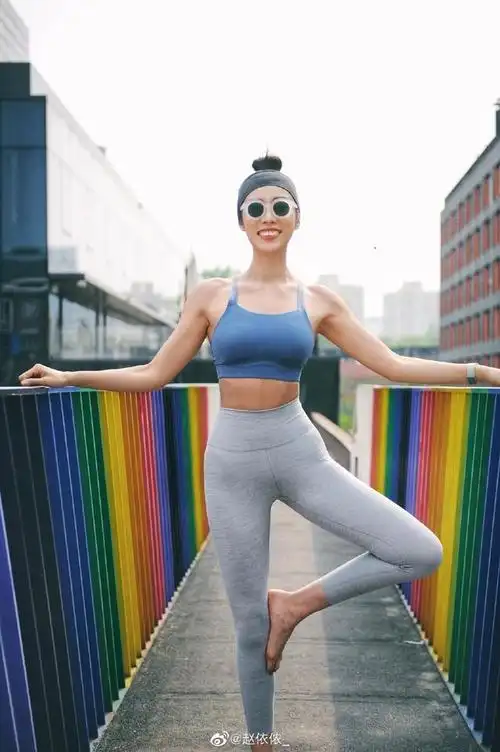 美女运动博主港风靓照写真,好身材百搭