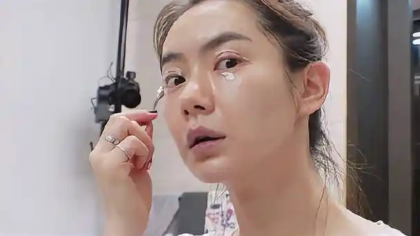 戚薇素颜不惧特写镜头,大方公开双眼皮疤痕,难怪被粉丝叫戚哥!