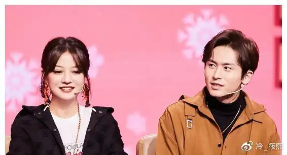 赵薇首度对张哲瀚事件表态:铭记历史!张哲瀚是公司唯一赚钱艺人