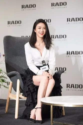 汤唯产后穿短裙坐着成负担腿也太粗壮