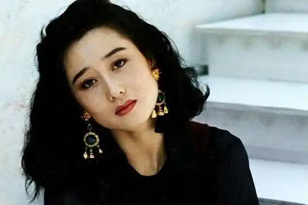 李连杰晒妻子近照,61岁利智衰老似奶奶,62岁黄秋燕依旧美艳动人