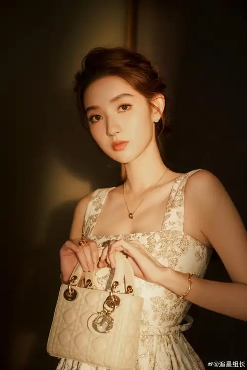 王玉雯千金公主妆#王玉雯身着白色繁花吊带裙惊艳亮相,将王玉雯档