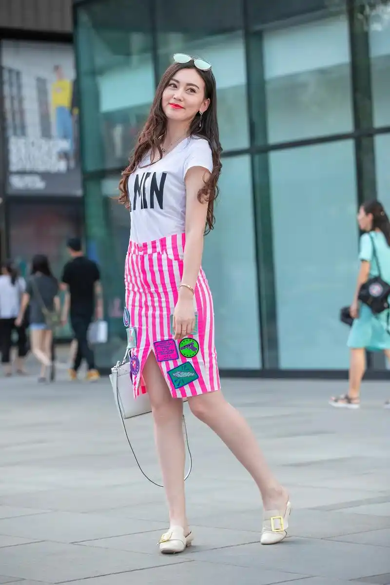 夏季,有亮点的短裙是美女们的最爱,不过只有腿长的人穿着才好看