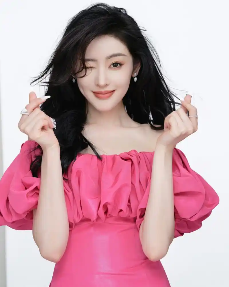 说她是照顾型人格,觉得张天爱性格很温柔可爱,就像小女生一样,懂得