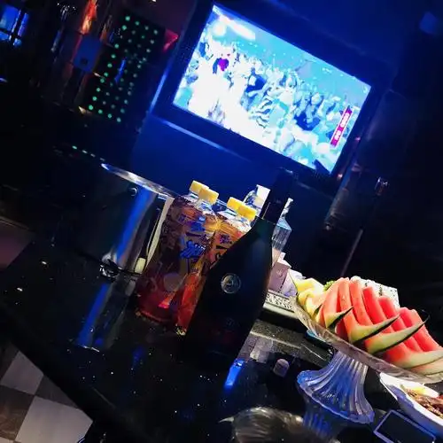 前半夜喝酒后半夜疯干酒人