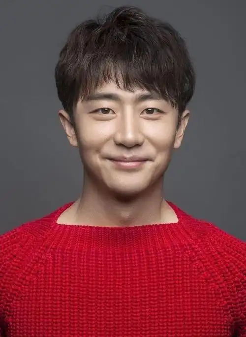 35岁黄轩兰州人,温文尔雅,笑容迷人,毕业于北京舞蹈学院,代表作《芈月