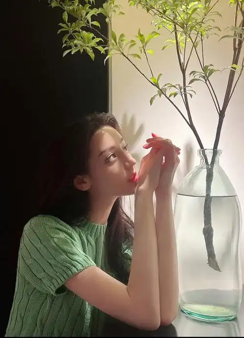 近期,演员迪丽热巴在微博平台上公布了自己的几组生活照,其中有一些