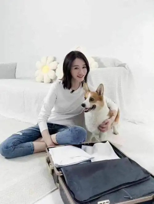 李小冉直接素颜走机场要身材有身材皮肤还白还是20岁少女状态