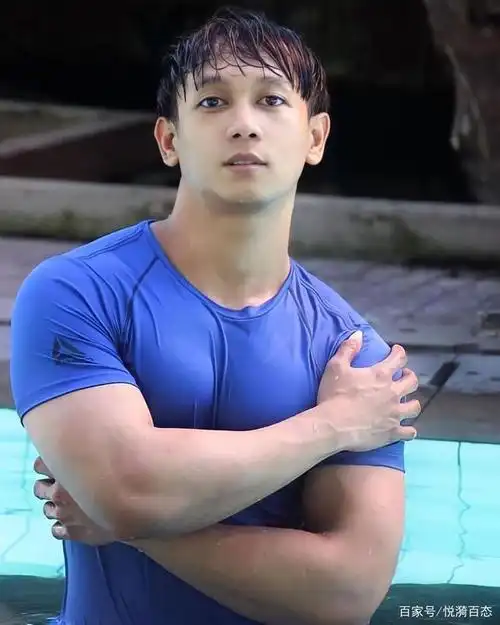 胸肌壮实的大眼靓仔,冲着镜头凹造型,力量中不乏性感