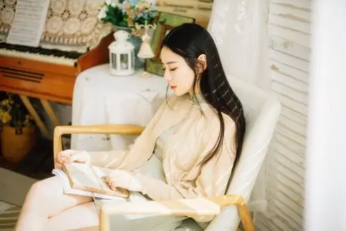 恬静优雅气质美女居家写真图片