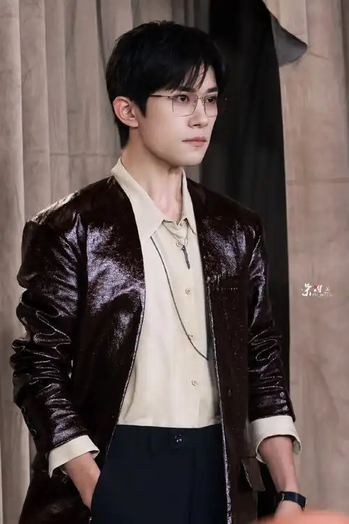 易烊千玺超话#易烊千玺复古红皮衣##vogue时尚之力盛会#少爷 不知道说