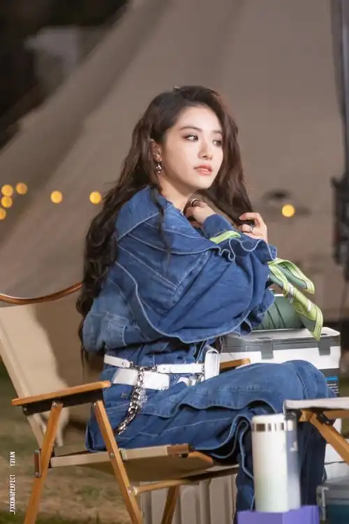 喻言生图##喻言烟熏牛仔街头随拍