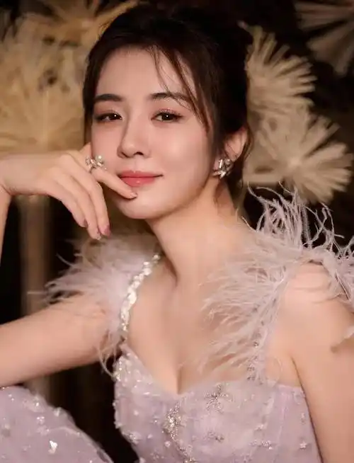 近日,知名女演员王晓晨的一组羽毛长裙写真曝光,吸引了众多粉丝的关注