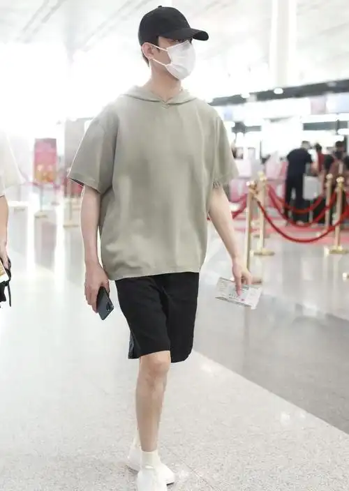 王凯长相白净细嫩真实身高有1米82穿休闲装肌肉藏不住了