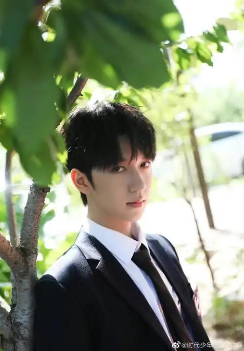 贺峻霖分享哭泣的游戏花絮照校服真的满满的校园气息