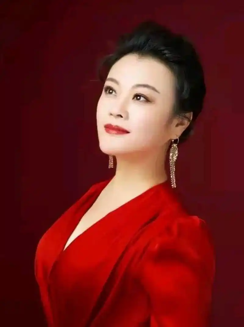 [鲜花][鲜花][鲜花] 许海霞长相俊美,五官端正,歌声浑厚,让人听了回味