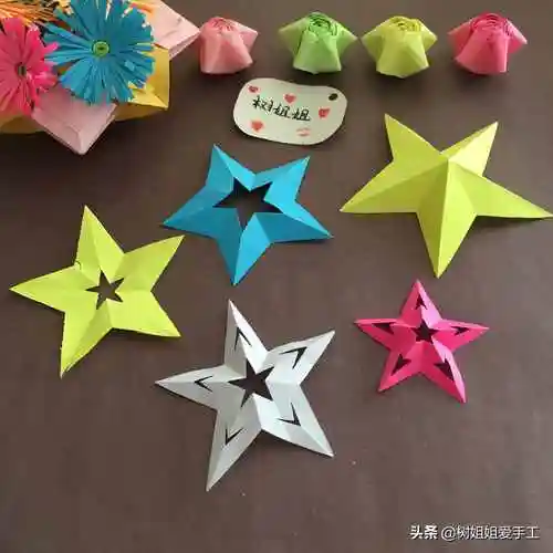 这款五角星剪纸跟五边形的剪法是一样的,只是做了稍微的调整,立马改变