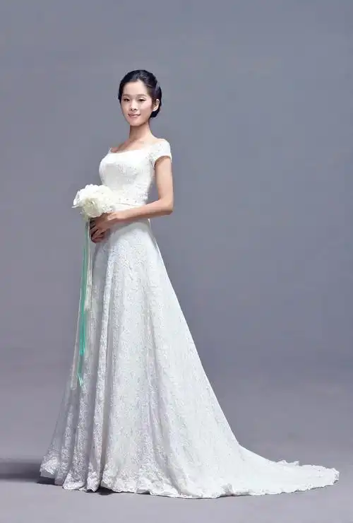 那天本来打算去雨丝看看没想到见到了初中的女同学他们也是来定婚纱照