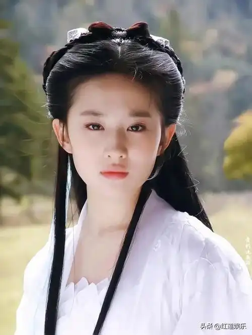 刘亦菲版小龙女成为当年天涯论坛的女神级别人物,后来刘亦菲演了