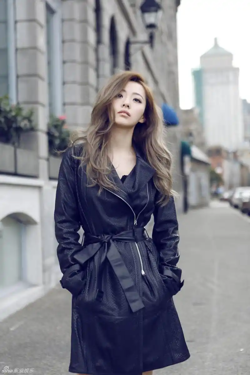 组图:张靓颖异国时尚街拍 尽展东方优雅气质