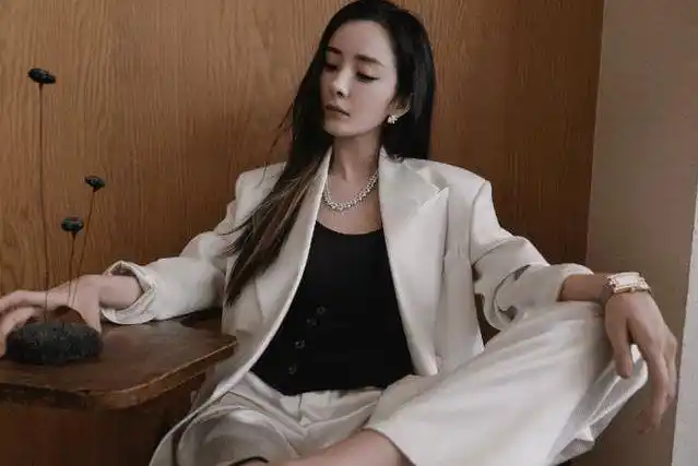 杨幂拍大片裙子开叉露大腿光脚躺在桌子上曼妙的好身材引热议