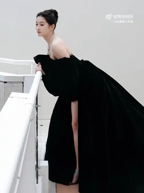 关晓彤黑天鹅高定