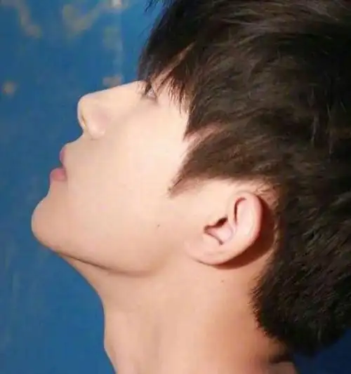 男星喉结有多吸引人?忍过了王一博,逃过了王俊凯,看到最后:想嫁!