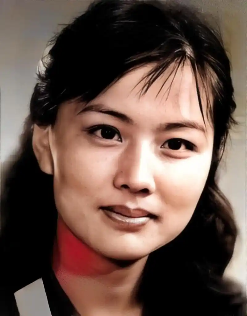 1985年,29岁的赵娜看起来泰然自若,风度翩翩,可与刘晓庆媲美.