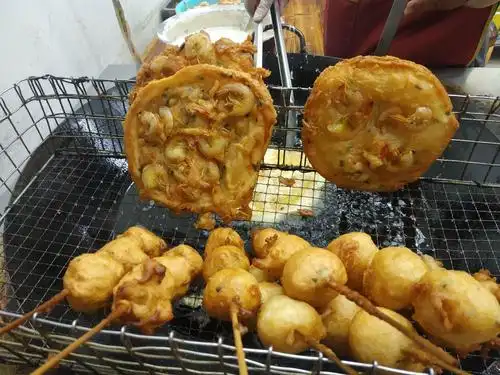 侨港风情街,当地小吃炸虾饼很好吃.