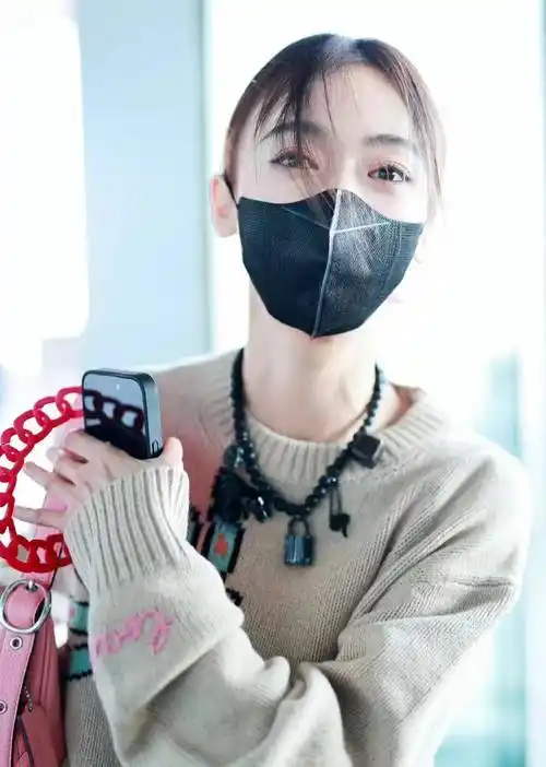 吴谨言穿印花卫衣搭配百褶裙现身机场,时髦又减龄_时尚_灰色_黑色