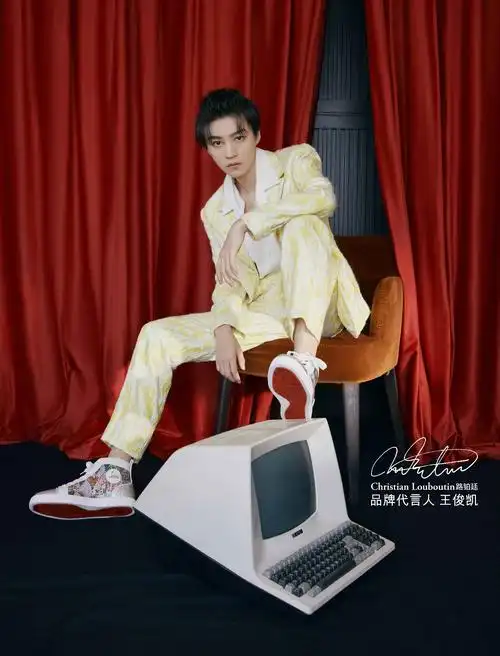 鞋品牌代言人王俊凯穿着七夕情人节中国独家限定系列loubishark运动鞋
