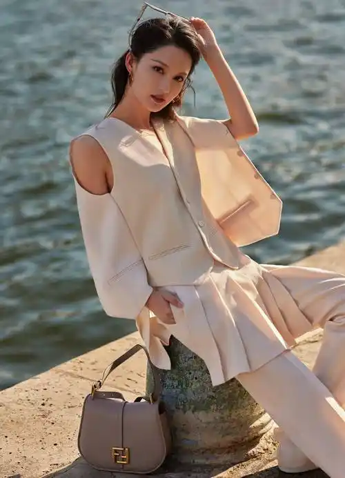 李沁职业套装优雅时尚写真_西装_白色_黑色