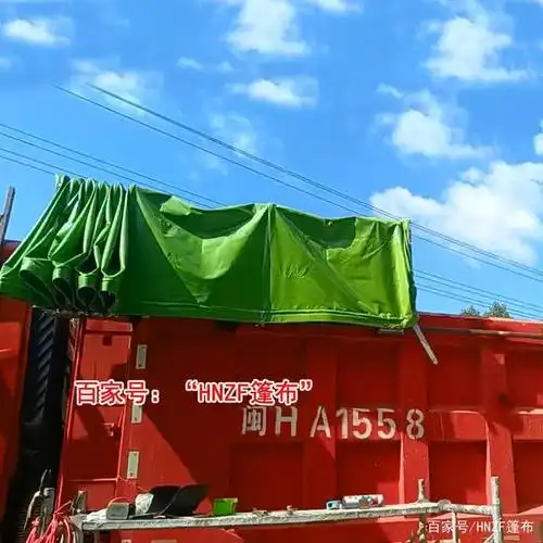 随着篷布的伸缩而伸缩,如下图示: 该种样式的渣土车加盖篷布,与其它