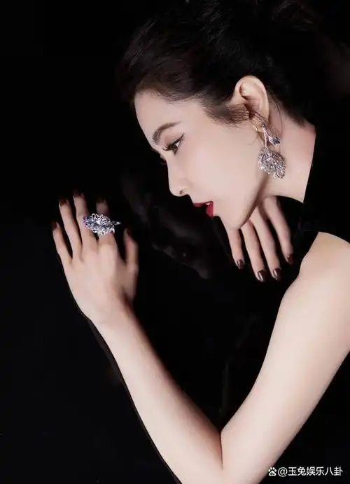 红唇女王曾黎气场尽显优雅女神风范,目光如炬美艳动人!