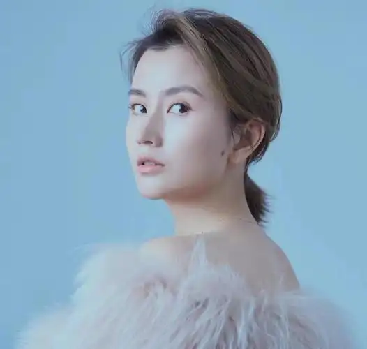 伏玟晓:一婚嫁北大学霸,二婚嫁有钱人,34岁单身独自带儿子生活