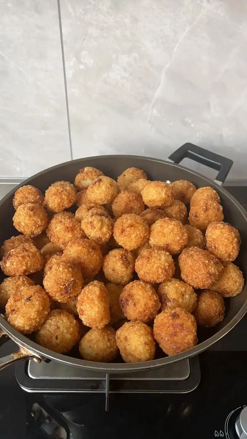 团团圆圆过新年 红红火火炸圆子 #纯手工制作美食 - 抖音